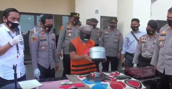 Asyik Main Judi, 12 Orang Diciduk saat Digerebek Polisi