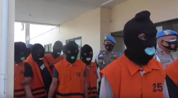 Asyik Main Judi, 12 Orang Diciduk saat Digerebek Polisi