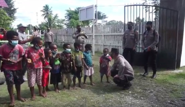 Sayang dan Peduli Anak-anak, Wakapolda Papua Bagikan Ribuan Buku Bacaan