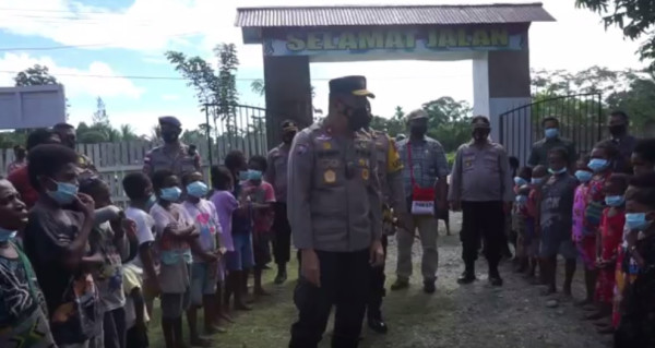 Sayang dan Peduli Anak-anak, Wakapolda Papua Bagikan Ribuan Buku Bacaan