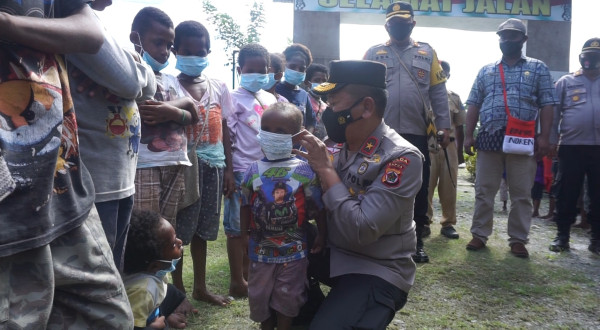 Sayang dan Peduli Anak-anak, Wakapolda Papua Bagikan Ribuan Buku Bacaan