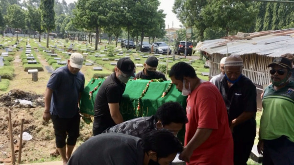 Billy Syahputra Angkat Jenazah Ayah Hilda Vitria ke Liang Lahat