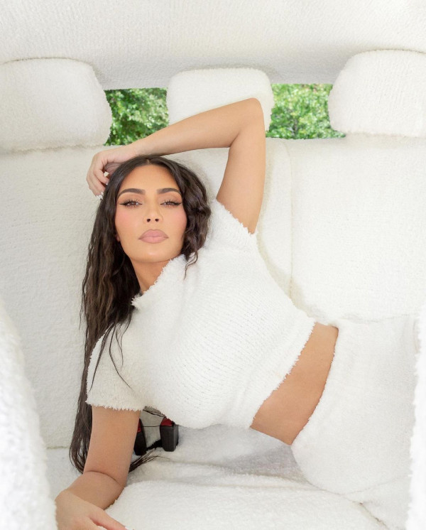 Promosi Pakaian Dalam, Kim Kardashian Bikin Lamborghini Urus Penuh dengan Bulu