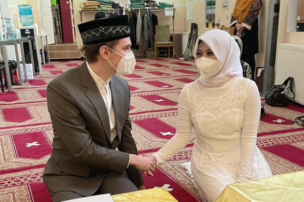 Sebulan Kenal, Pria Austria Masuk Islam dan Nikahi Selebgram Indonesia