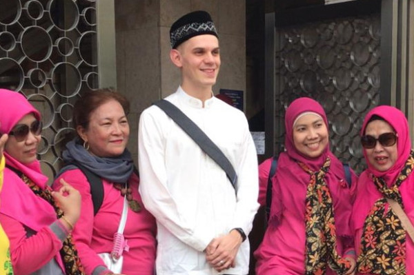 Sebulan Kenal, Pria Austria Masuk Islam dan Nikahi Selebgram Indonesia