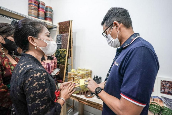 Pariwisata Bali Dibuka Kembali, Sandiaga Uno Berharap Usaha Ibu Trias dan Ibu Kadek Bangkit Lagi