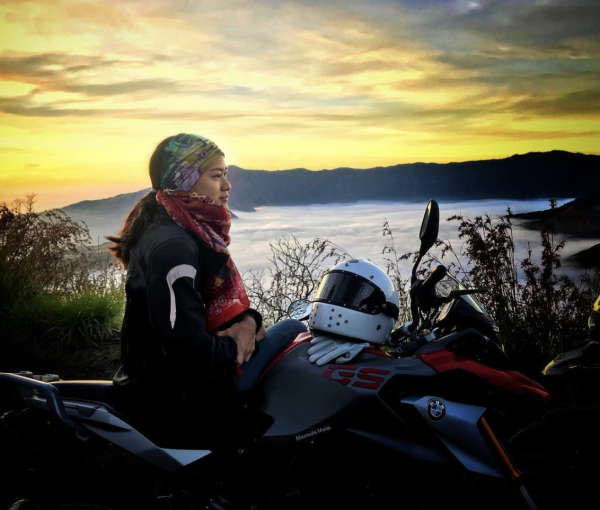 Bikin Minder, Ini Deretan Artis Cantik Penyuka Motor Gede