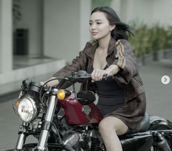 Bikin Minder, Ini Deretan Artis Cantik Penyuka Motor Gede