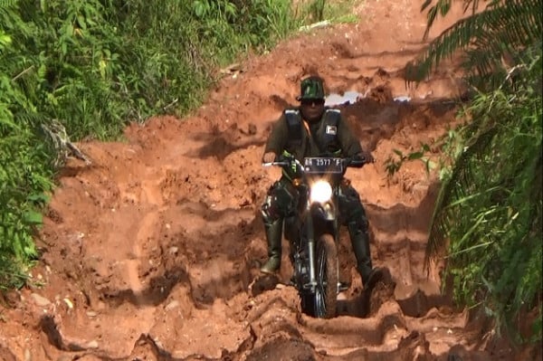 Terjang Jalur Ekstrim, Prajurit Kodim 0420 Sarko Mandi Keringat Buka Isolasi Wilayah