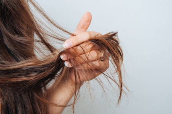 4 Cara Membuat Rambut Tetap Lembut saat Musim Panas