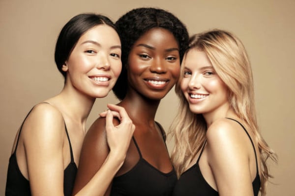 4 Cara Membuat Rambut Tetap Lembut saat Musim Panas