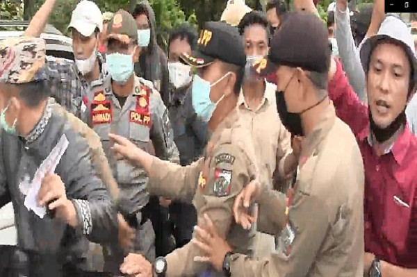 Demo di Lampung Utara Ricuh, Mobil Bupati Diadang Massa