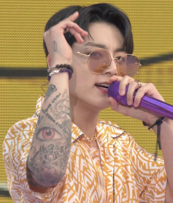 2 Potret Tato Jungkook BTS Sama Seperti Yugyeom GOT7