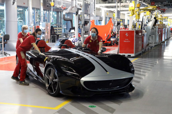 Beralih ke Mobil Listrik, Pendapatan Jangka Pendek Ferrari Terancam