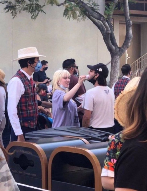 Fans Buang Merchandise Billie Eilish, Pacar Baru jadi Penyebabnya