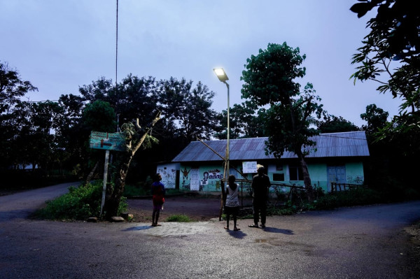 Signify Terangi 16 Desa di Kupang dan Sumba dengan Lampu Jalan LED Bertenaga Surya