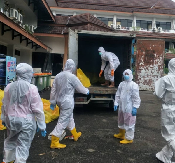 Begini Potret Petugas Jemput Limbah Medis Pasien Covid-19 di Graha Wisata Ragunan