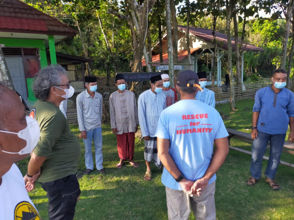 Rasakan Medan Menantang Ujung Kulon , IOF Jakarta Tak Lupa Berbagi