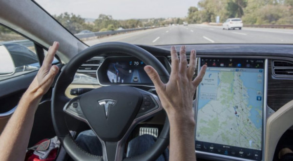 NHTSA Selidiki 10 Kematian yang Diduga karena Tesla Autopilot