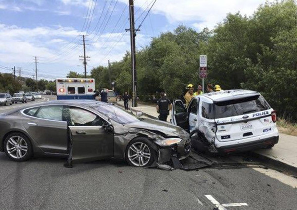 NHTSA Selidiki 10 Kematian yang Diduga karena Tesla Autopilot
