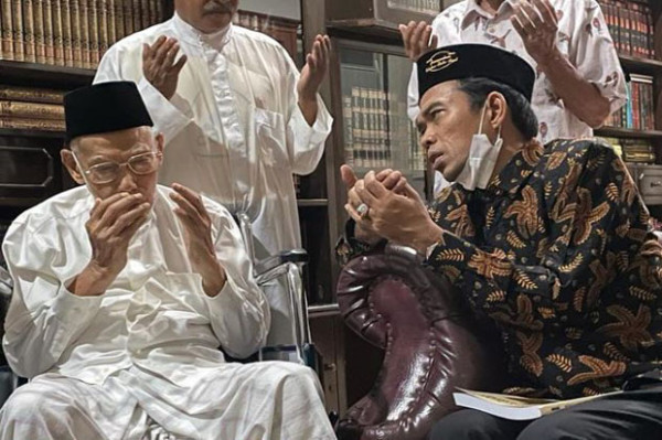 Cerita UAS Ketika Bertemu Ulama Sepuh KH Ali Yafie