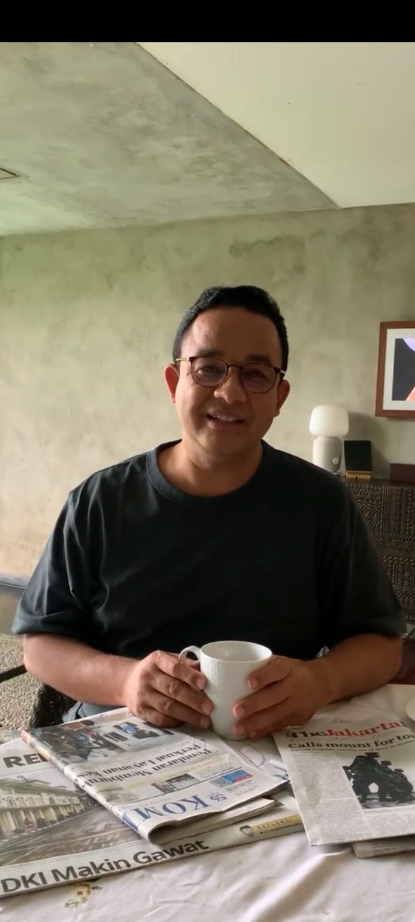 Pakai Kaus Hitam Gaya Santuy, Anies Imbau Warga Tak Keluyuran