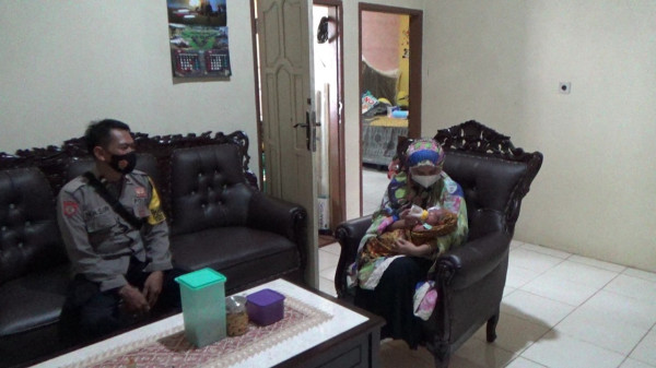 Geger, Bayi Masih Merah Ditemukan di Halaman Rumah Warga
