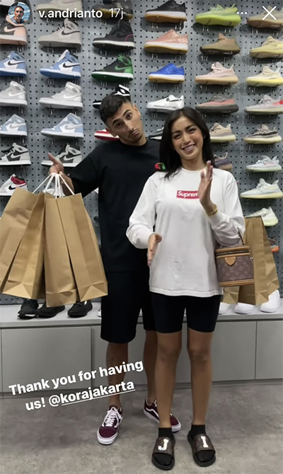 Jessica Iskandar Dirangkul Pria di Dalam Mobil, Resmi Pacaran dengan Vincent Verhaag?