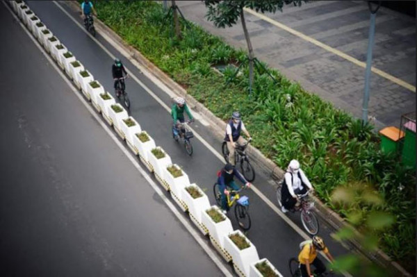 Minggu Pagi Anies Gowes Bareng Keluarga, Netizen Singgung soal Jalur Sepeda