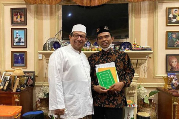 Ustaz Abdul Somad Dapat Kado Istimewa dari KH Said Agil Al-Munawwar