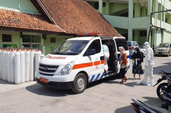 Rumah Sakit Penuh, Pasien COVID-19 di Tasikmalaya Antre di Lorong IGD