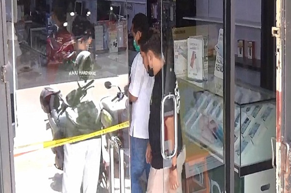 Miris! 4 Pencuri Jarah Toko Ponsel seperti Panen Raya, Lokasi 100 Meter dari Kantor Polisi