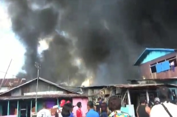 Tangis Warga Pecah saat Puluhan Rumah di Bitung Tengah Hangus Dilalap Si Jago Merah