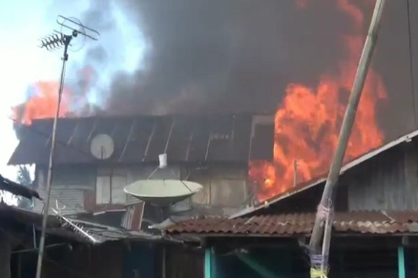 Tangis Warga Pecah saat Puluhan Rumah di Bitung Tengah Hangus Dilalap Si Jago Merah