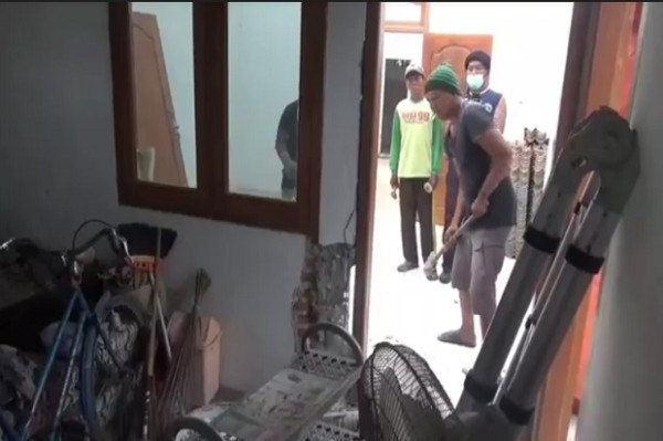 Kecewa Istri Selingkuh, Rumah Senilai Rp400 Juta Dihancurkan Sang Suami