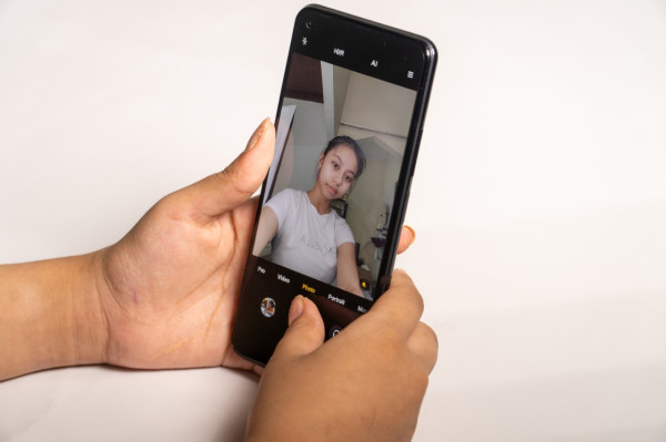 Review Xiaomi Mi 11 Lite, Ponsel Cantik yang Cepat Bikin Jatuh Cinta