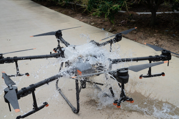 Perbedaan DJI Agras T30 dan Agras T10, Drone Pertanian Penyemprot Benih dan Pupuk