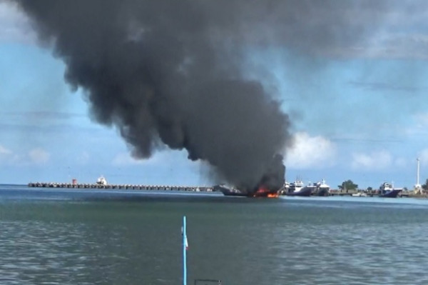 Percikan Api Menyambar Bensin, Kapal Ikan Terbakar Hebat di Perairan Kolaka