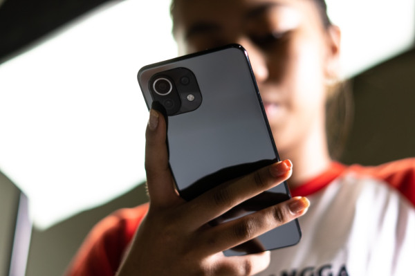 4 Alasan Mengapa Xiaomi Mi 11 Lite Digilai Kaum Hawa
