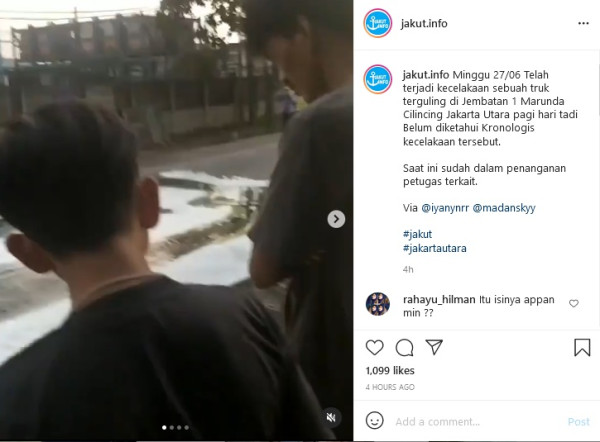 Truk Kontainer Terguling di Cilincing Keluarkan Cairan Berbusa