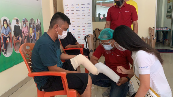 MNC Peduli Bagikan Puluhan Kaki Palsu Gratis di Yayasan Etika Moral Indonesia