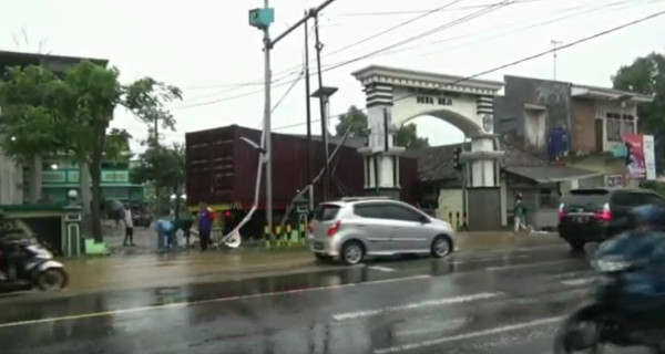 Hindari Macet, Truk di Pantura Keluar Jalur Malah Tabrak Masjid dan Rumah
