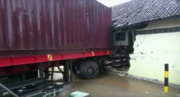 Hindari Macet, Truk di Pantura Keluar Jalur Malah Tabrak Masjid dan Rumah