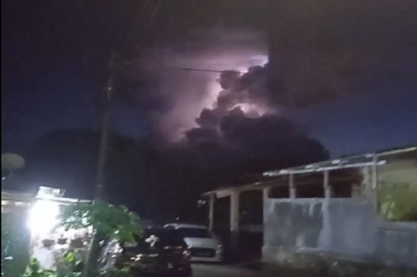 Ngeri! Penampakan Awan Hitam Besar Menyala Gegerkan Kota Manado