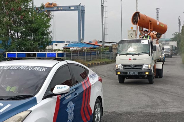 Meriahkan HUT Ke-75 Bhayangkara, Polisi Semprot Disinfektan Area Pelabuhan Jakarta Utara