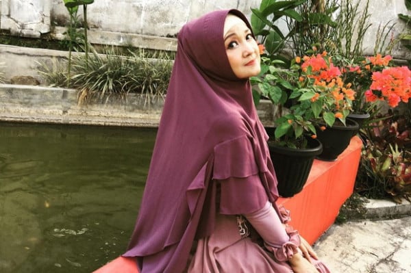 Tampil Tertutup Tidak Hilangkan Pesona Kecantikan Itje Trisnawati