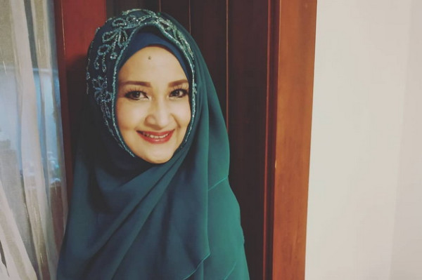 Tampil Tertutup Tidak Hilangkan Pesona Kecantikan Itje Trisnawati