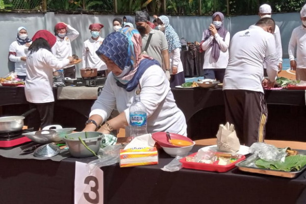 Kedepankan Fun, Dua Motivator Ini Beri Pembekalan lewat Angklung dan Memasak