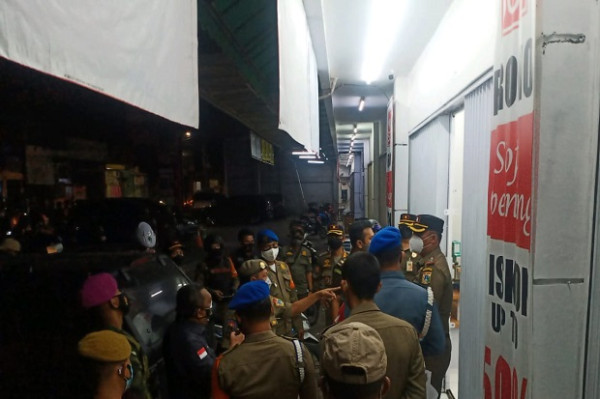 PPKM Darurat; Toko Minyak Wangi, Tukang Pangkas Rambut, hingga PKL juga Tak Ada Ampun