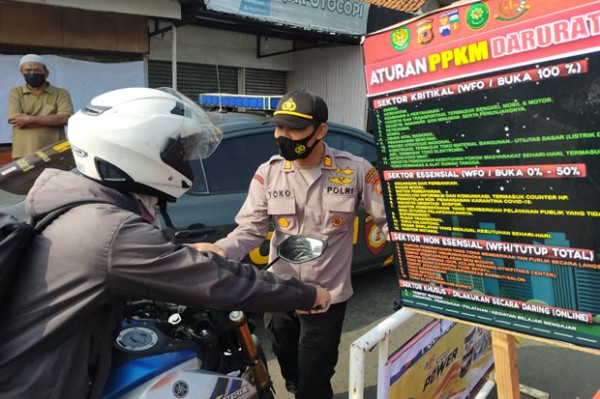 Penyekatan di Jalan Raya Bogor-Jakarta, Antrean Kendaraan Mengular